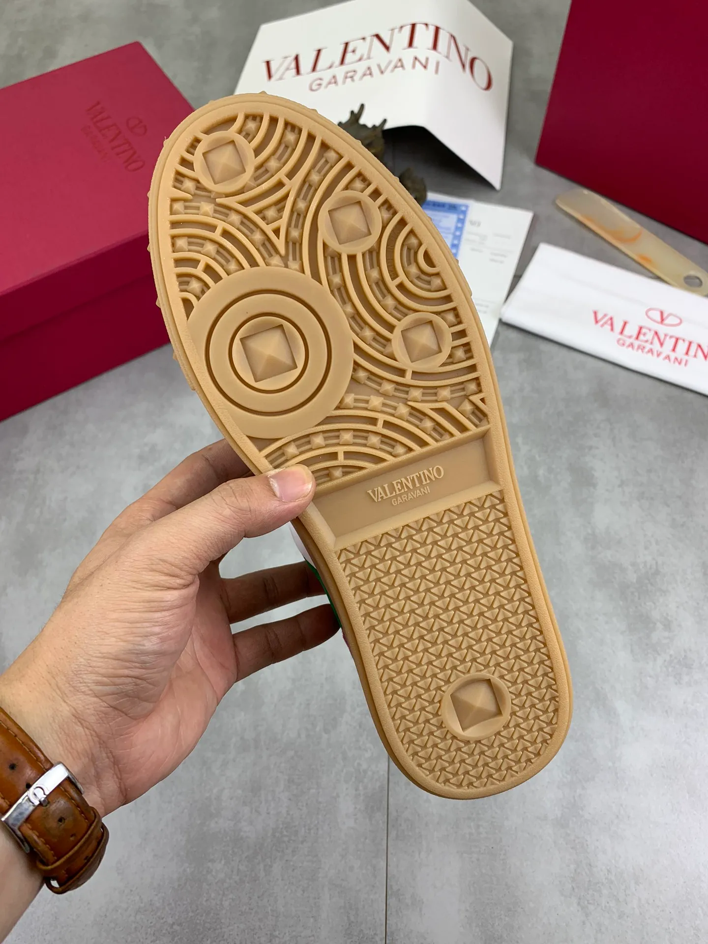 Men's Men's Shoes P520 New Couple Style Valentino Valentino 2025/UPVILLAGE Couple Casual Sports Shoes Moral Training Shoes 🆚Professional high-end, perfect replica, first-class quality, all made of original 1:1 materials, exclusive mold opening! 🎁Full set of high-end packaging at the counter ✔️Fabric: high mercerized cowhide ✔️Outsole: TPU material outsole ✔️Size: female 35-40 male 39-45 (female 41 male 38.46) 🆚All details are customized at 1:1 mold, striving for perfection!